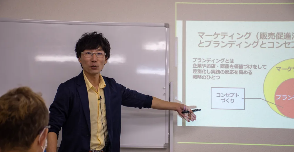 Growth Partners Lab 代表 田中佑介が、マーケティングとブランディングについて登壇し説明している様子